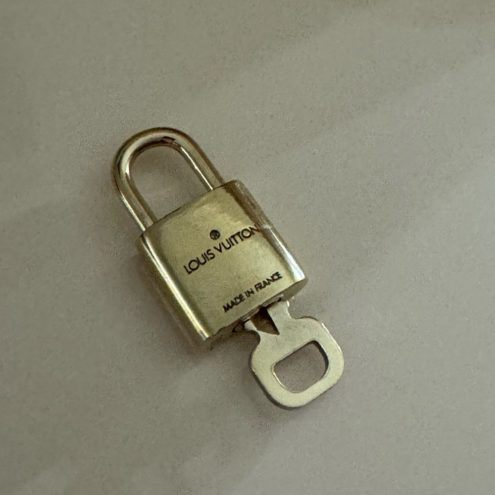 Louis Vuitton Series 310 Gold Padlock with Key Shiny Brass - Picture 5 of 7